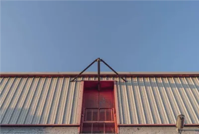 Het verkennen van de duurzaamheid van een metalen daksysteem van een staande ...